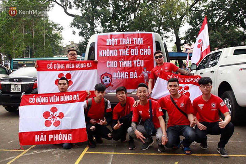 Fan Hải Phòng đốt pháo sáng, nhuộm đỏ đường phố Hà Nội trên đường tiến về sân Hàng Đẫy